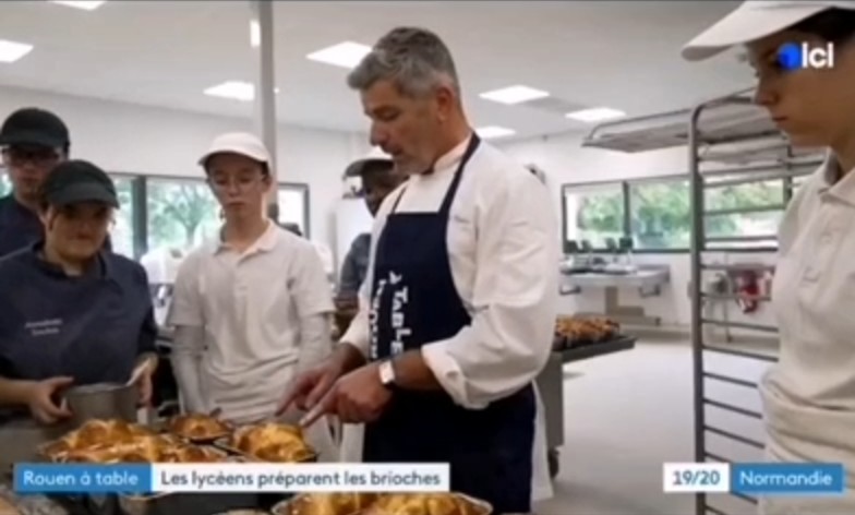Rencontre gourmande avec Benoît Vatelier Benoît Vatelier et les élèves autour des brioches dorées au laboratoire du lycée Georges-Baptiste